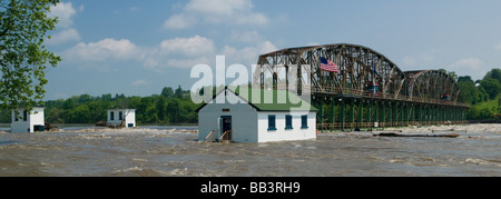 L'inondation sur la rivière Mohawk endommager lock Canal Érié 15 Juin 2006 Fort Plain New York Banque D'Images