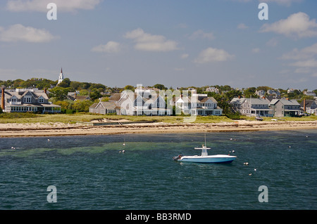 Amérique du Nord, USA, Massachusetts, Nantucket. Un bateau et les maisons sur la plage, dans le port de Nantucket Banque D'Images