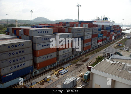 Un navire Panamax a environ 2 pieds de manoeuvre quand il passe par Miraflores Lock sur le Canal de Panama Banque D'Images