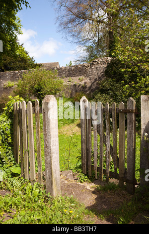 UK Gloucestershire Forêt de Dean Saint Briavels gate sur douves du château jardin public Banque D'Images