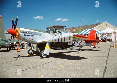 P-51C queue rouge Tuskegee Airmen sur le terrain à la CAF Air Show. Banque D'Images