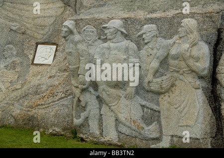 Le Canada, la Nouvelle-Écosse, Peggy's Cove. Monument du pêcheur - rock carving par William DeGarthe. Banque D'Images