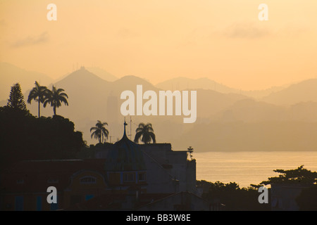 Vue sur la baie d'Gunabara à l'aube de la colline de Santa Teresa, à Rio de Janeiro, Brésil. Banque D'Images
