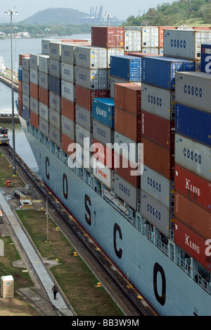 Un navire Panamax a environ 2 pieds de manoeuvre quand il passe par Miraflores Lock sur le Canal de Panama Banque D'Images