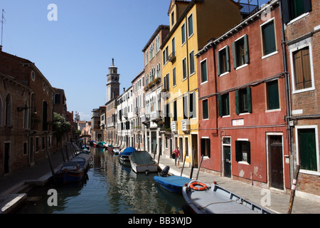 Venise : cute little street et canal 1 Banque D'Images