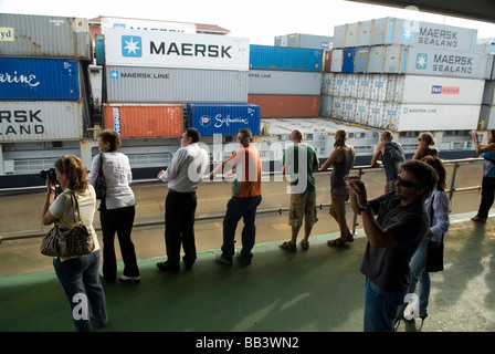 Un navire Panamax a environ 2 pieds de manoeuvre quand il passe par Miraflores Lock sur le Canal de Panama Banque D'Images