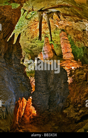 Les stalagmites et stalagtites dans le hall de géants ; grande salle ; Carlsbad Caverns National Park ; et site du patrimoine mondial ; Nouveau Mexique Banque D'Images