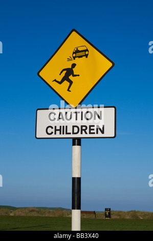 Un panneau disant : Attention les enfants - avertissement de la présence d'enfants et de prendre soin Banque D'Images