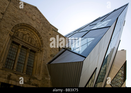 Le Canada, l'Ontario, Toronto. Musée royal de l'Ontario avec les plus modernes intégrés à la structure d'origine. Banque D'Images