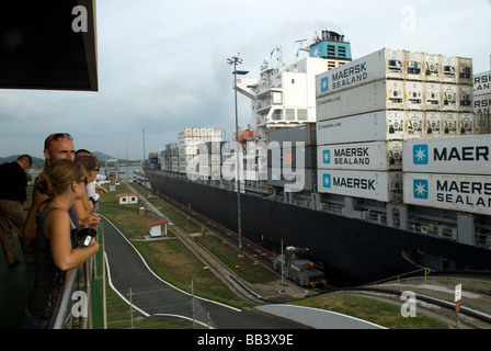 Un navire Panamax a environ 2 pieds de manoeuvre quand il passe par Miraflores Lock sur le Canal de Panama Banque D'Images