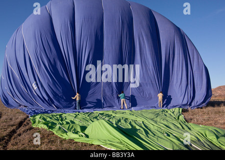 La préparation pour le vol en montgolfière en Cappadoce Turquie Banque D'Images