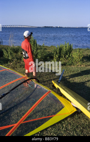 Windsurfer prépare à entrer dans l'eau Banque D'Images