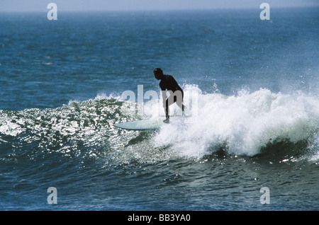 Surfer les vagues d'équitation,shortboard, Baja California au Mexique Banque D'Images