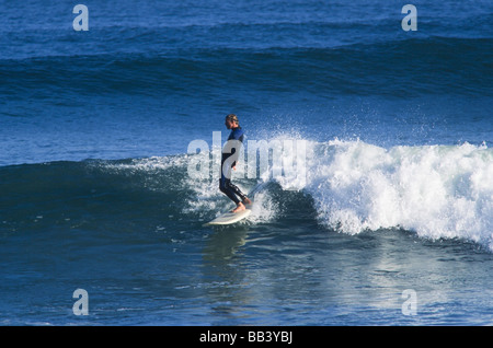 Surfer les vagues d'équitation,longboard, Baja California au Mexique Banque D'Images