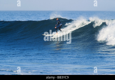 Surfer les vagues d'équitation,longboard, Baja California au Mexique Banque D'Images