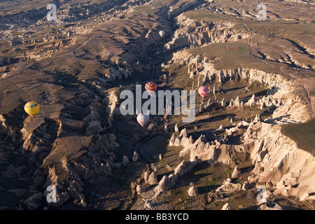 Vue aérienne de montgolfières sur terrain accidenté en Cappadoce Turquie Banque D'Images