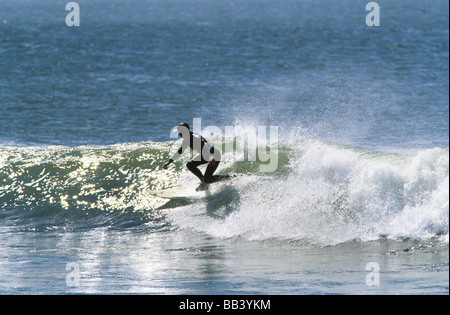 Surfer les vagues d'équitation,shortboard, Baja California au Mexique Banque D'Images