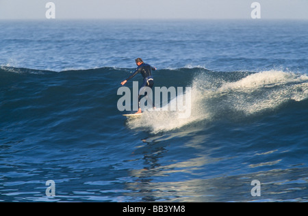 Surfer les vagues d'équitation,longboard, Baja California au Mexique Banque D'Images