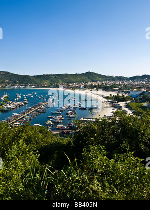 Praia dos Anjos Beach Harbour et port d'Arraial do Cabo resort town, RJ, Brésil. Banque D'Images