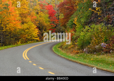 Blue Ridge Parkway serpentant dans des couleurs automnales, Pisgah National Forest, North Carolina Banque D'Images