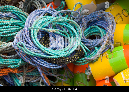 Ou, côte de l'Oregon, Newport, corde enroulée et flotteurs de pêche, dans le port de Newport Banque D'Images