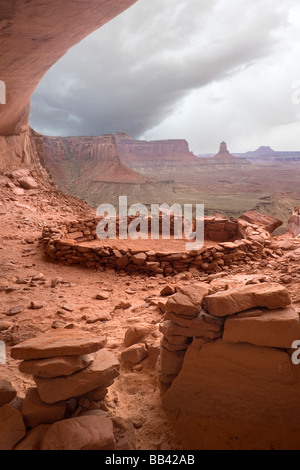 USA, Utah, Canyonlands National Park. Voir d'Anasazi ruine avec tonnerre en arrière-plan. Banque D'Images