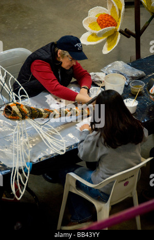 Pasadena en Californie. De tournoi pré-Roses décoration de char. Les bénévoles de placer de petites graines sur flotteurs pour Rose Parade. Banque D'Images