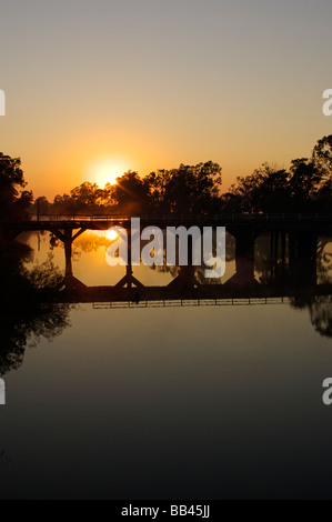 Chinaman's pont à travers le fleuve Goulburn, près de Nagambie, Victoria, Australie peu après le lever du soleil. Banque D'Images