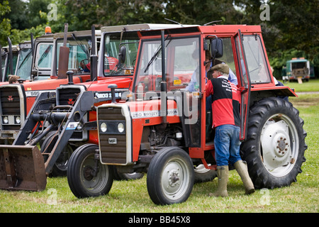 Une exposition de tracteurs anciens lors d'une foire agricole, le Cotswold Show 2008, Cirencester, Gloucestershire, Royaume-Uni Banque D'Images