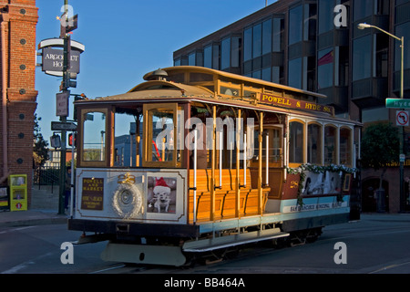 À San Francisco dans le redressement de Memorial Klussmann Friedel Hyde Street approches un téléphérique Banque D'Images