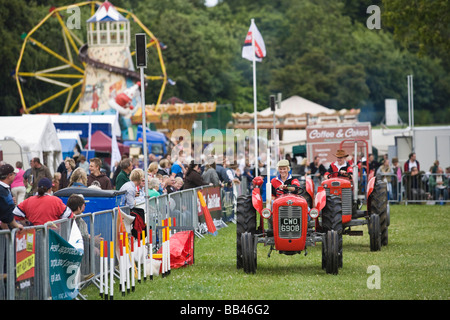 Vintage les tracteurs Massey Ferguson au Cotswold Show 2008, Cirencester, Gloucestershire, Royaume-Uni Banque D'Images