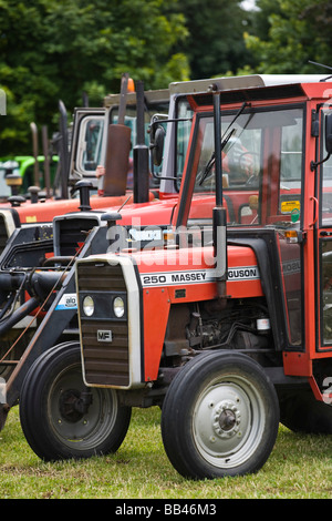 Une exposition de tracteurs anciens lors d'une foire agricole, le Cotswold Show 2008, Cirencester, Gloucestershire, Royaume-Uni Banque D'Images