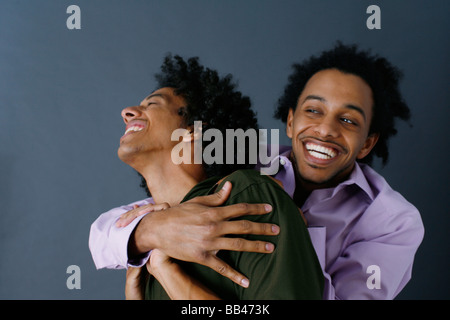 Deux frères afro-américains s'embrassent. Banque D'Images