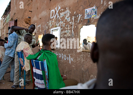 Salon de coiffure en donnant une coupe sur une rue dans le centre de Khartoum, Soudan. Banque D'Images