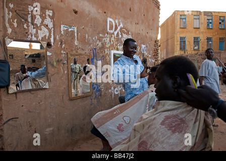 Salon de coiffure en donnant une coupe sur une rue dans le centre de Khartoum, Soudan. Banque D'Images