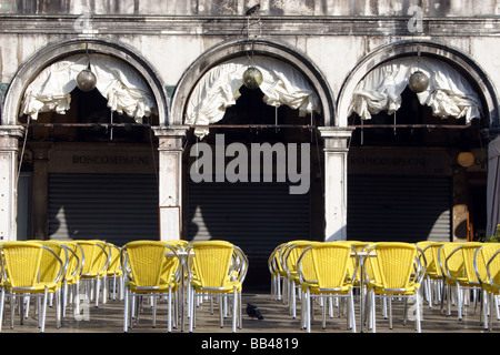 Venise : chaises pop & arches Banque D'Images