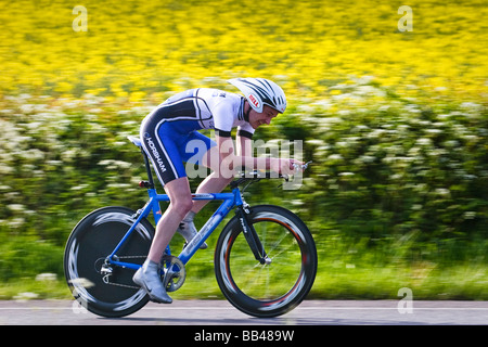 Un homme rider en compétition dans une course contre la montre du club dans le West Sussex, Angleterre, Royaume-Uni Banque D'Images