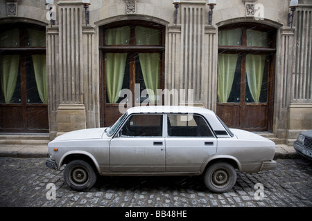 Vieille voiture russe sur rue à Bakou, Azerbaïdjan Banque D'Images