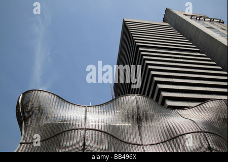 Guy's Tower, montrant la forme incurvée, en acier inoxydable à sa base connue sous le nom de Boiler suit autour de la Chaufferie Banque D'Images