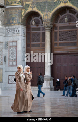 Deux jeunes filles syriennes à la mosquée des Omeyyades à Damas, en Syrie. Banque D'Images