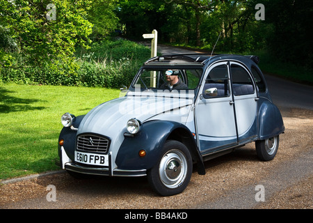 Un vintage 2CV Citroën dans un counrylane dans le West Sussex, Royaume-Uni, Grande Bretagne, Angleterre. UK 2009 Banque D'Images