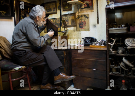 Record Player atelier de réparations à Istanbul, Turquie. Banque D'Images