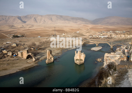 Le Tigre longe Hasankeyf dans l'est de la Turquie. Banque D'Images