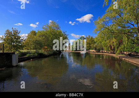 Barrage de l'usine vers l'Église à Tickhill, Doncaster, South Yorkshire, Angleterre, Royaume-Uni. Banque D'Images