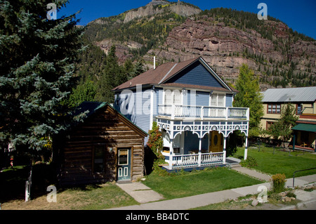 Colorado, US Hwy 550 (aka Million Dollar Highway), Ouray. Maisons typiques dans la ville minière historique de Ouray. Banque D'Images