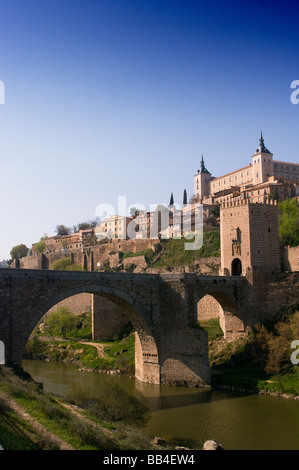 Acceso a la ciudad de Toledo por el puente de Alcantara. L'accès à la ville de Tolède sur le pont d'Alcantara. Banque D'Images