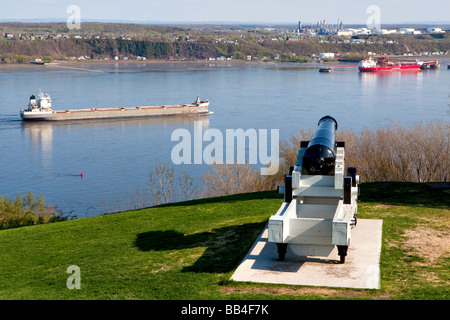 Un vieux canon sur les plaines d'Abraham donne sur un bateau naviguant sur le fleuve Saint-Laurent en face de la ville de Québec Banque D'Images