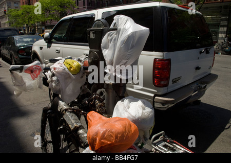 La livraison des vélos garés à l'extérieur d'un restaurant situé dans l'Upper West Side de New York Banque D'Images