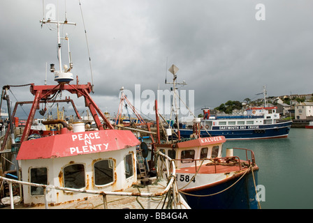 Les chalutiers de la paix" n'abondance et Kaluger à Brixham Harbour à Torbay South Devon avec le Dartmouth Bay Cruiser. Banque D'Images