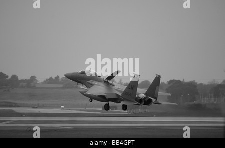 RAF Lakenheath F 15 E Strike Eagle à l'atterrissage à RAF Lakenheath dans le Suffolk en Angleterre Banque D'Images